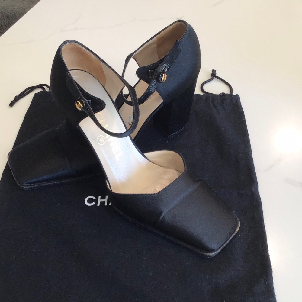 Chanel shoes it is 36/5